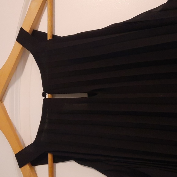 Pleated halter style dress - Picture 3 of 6